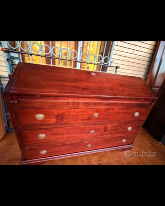 Comò in Noce con cassetti. colore marrone scuro