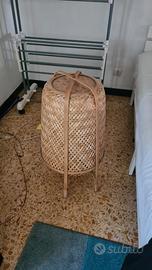 Lampadario e lampada da terra in bambù