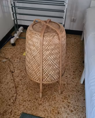 Lampadario e lampada da terra in bambù