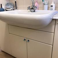 Mobile bagno con lavabo e specchio