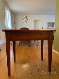 Tavolino in noce antico con cassetto