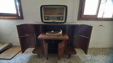 Mobile anni ’40 con giradischi e radio Telefunken