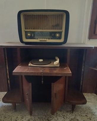 Mobile anni ’40 con giradischi e radio Telefunken