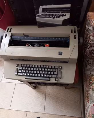 storica macchina da scrivere elettrica IBM 1