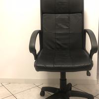 Sedia ufficio nera con braccioli e altezza regolab