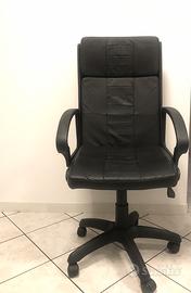 Sedia ufficio nera con braccioli e altezza regolab