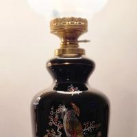 Elegante lampada in porcellana decorata.