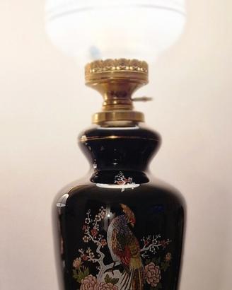 Elegante lampada in porcellana decorata.