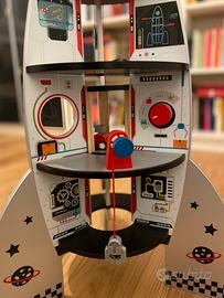 Razzo spaziale in legno