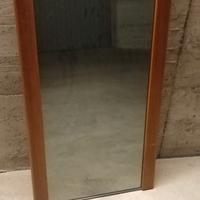 Specchio con struttura in legno