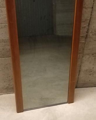 Specchio con struttura in legno