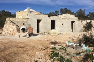 Trullo saraceno in fase di ristrutturazione