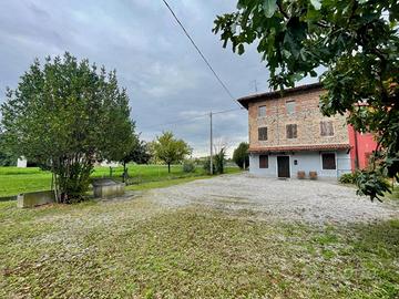 CASA RURALE NEL VERDE: giardino, deposito e amp...