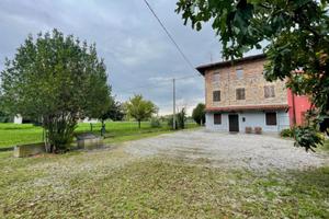CASA RURALE NEL VERDE: giardino, deposito e amp...