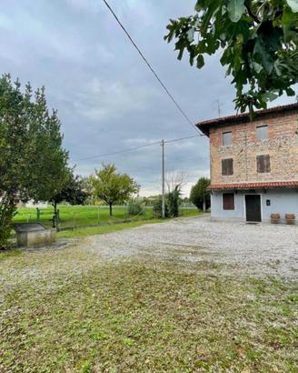 CASA RURALE NEL VERDE: giardino, deposito e amp...