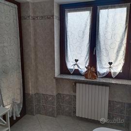 Finestra con persiane e porta come foto 