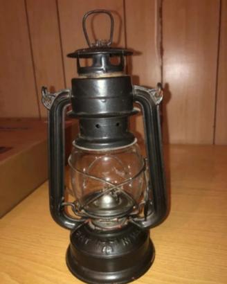 Lanterna da tempesta vintage a cherosene nera