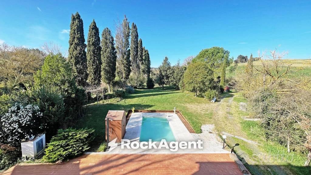 Rustico / Casale di 400 m² con più di 5 locali a R - Vista 2