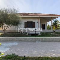 VILLA INDIPENDENTE CON 1 ETTARO DI TERRENO