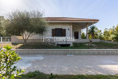 VILLA INDIPENDENTE CON 1 ETTARO DI TERRENO