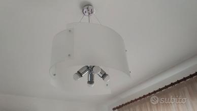 Lampadario moderno in vetro e metallo