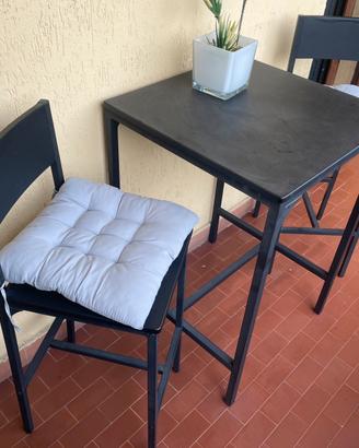 Tavolino e sgabelli