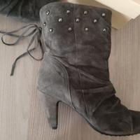 Stivaletti Pittarello Gold in camoscio con borchie