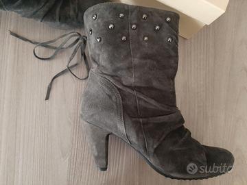 Stivaletti Pittarello Gold in camoscio con borchie