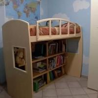 Letto a soppalco con scaletta a cassettiera