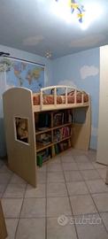 Letto a soppalco con scaletta a cassettiera