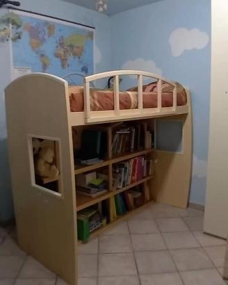 Letto a soppalco con scaletta a cassettiera