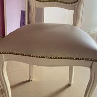 Sedia classica bianca e grigia con dettagli oro