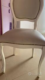 Sedia classica bianca e grigia con dettagli oro