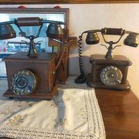 due telefoni in legno