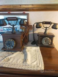 due telefoni in legno