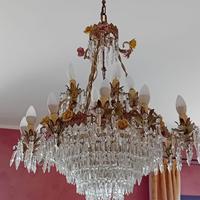 Lampadario in cristallo e capodimonte