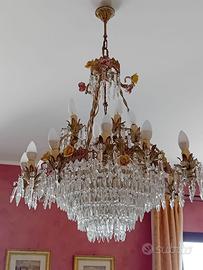Lampadario in cristallo e capodimonte