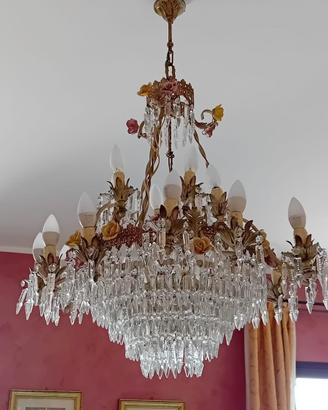 Lampadario in cristallo e capodimonte