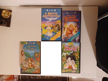 Quattro film di animazione su videocassette VHS.