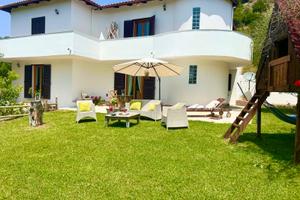 Villa immersa nel verde