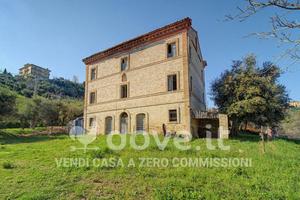 Rustico / Casale di 470 m² con più di 5 locali a P