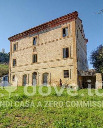 Rustico / Casale di 470 m² con più di 5 locali a P