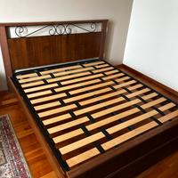 Letto matrimoniale con doghe.