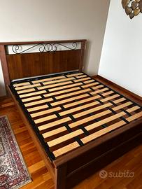 Letto matrimoniale con doghe.