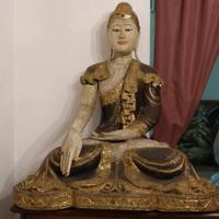 Statua del Buddha finemente decorata da collezione