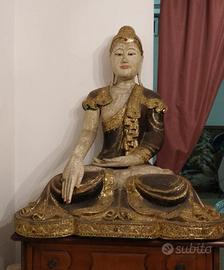 Statua del Buddha finemente decorata da collezione