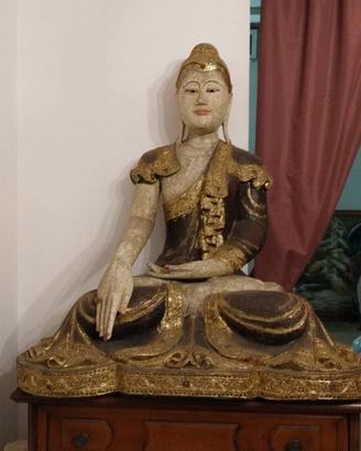 Statua del Buddha finemente decorata da collezione