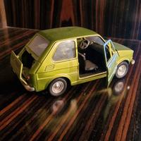 Auto modellino di Fiat 126.