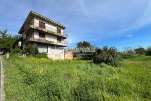 APPARTAMENTO AL SECONDO PIANO CON AMPIO MAGAZZINO