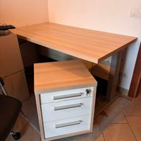 Scrivania con cassettiera